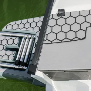 Badeplattform der Coaster 515 BR mit integrierter Badeleiter und rutschfestem Belag.
