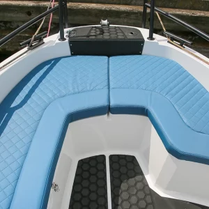 Komfortable Bug-Sitzgruppe im Motorboot Coaster 515 SC