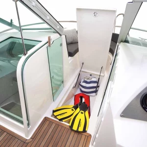Cockpit des Coaster 600 BR mit Tisch und gemütlicher Sitzgruppe