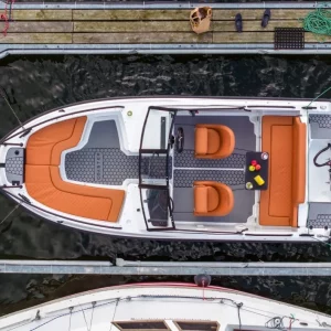 Draufsicht auf die Coaster 515 BR mit Bug- und Hecksitzbank sowie zwei Sportsitzen.