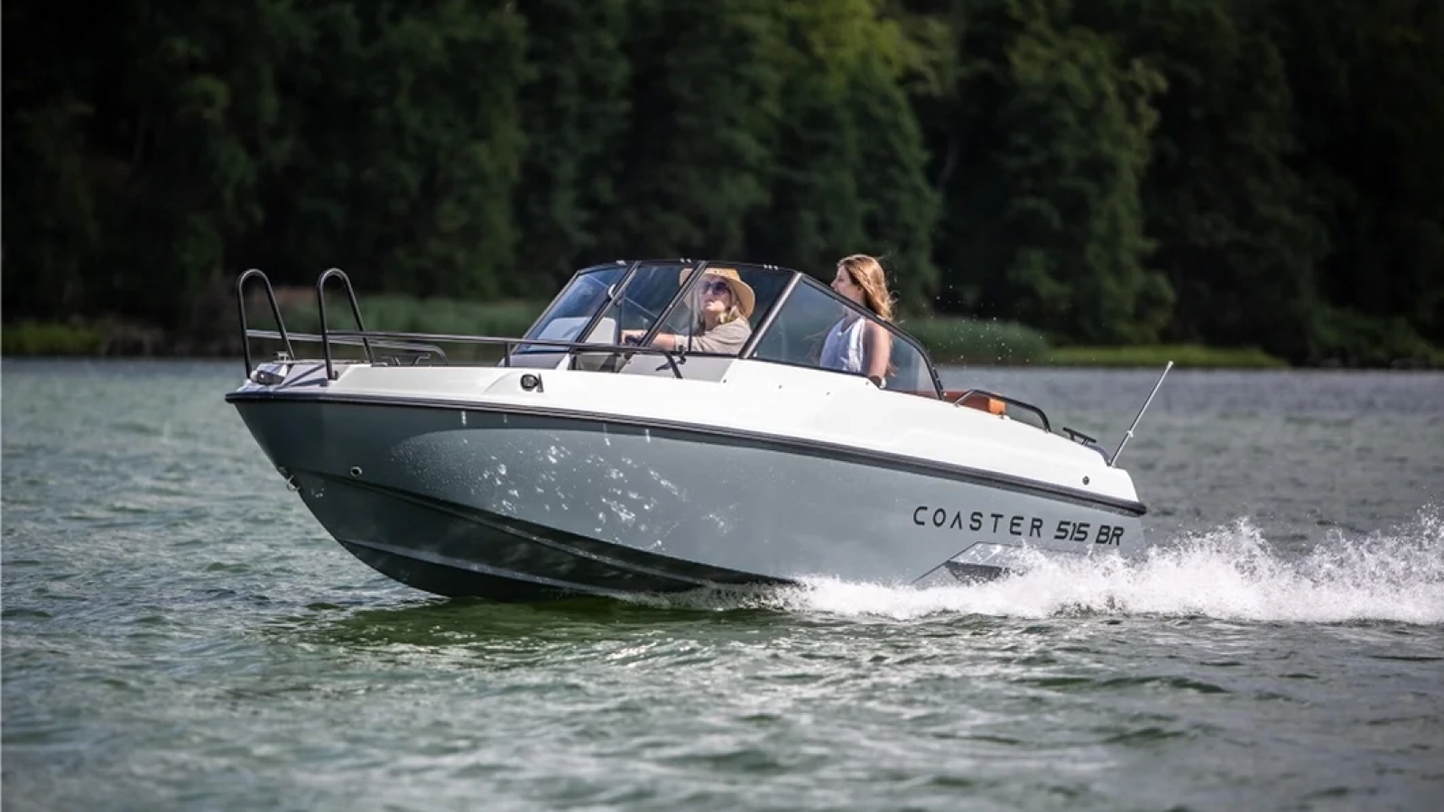 Coaster 515 BR GFK-Motorboot bei sportlicher Fahrt auf einem See.