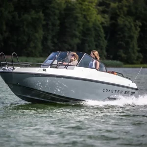 Coaster 515 BR GFK-Motorboot bei sportlicher Fahrt auf einem See.