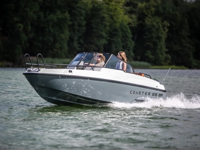 Coaster 515 BR GFK-Motorboot bei sportlicher Fahrt auf einem See.