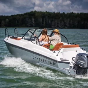 Coaster 515 BR mit Yamaha Außenborder während der Fahrt auf einem See.