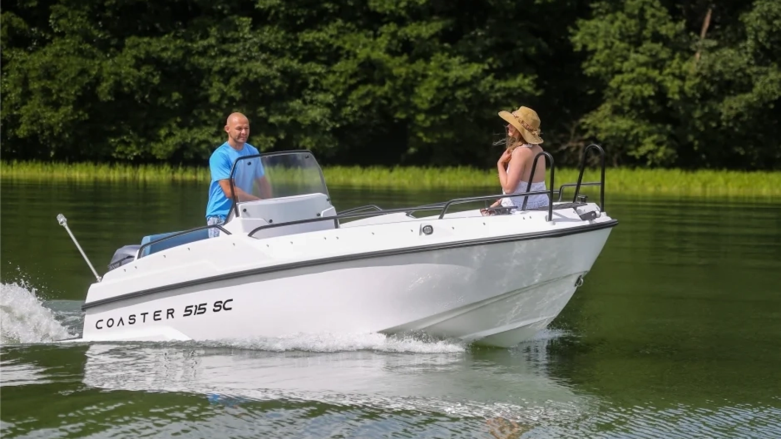 Coaster 515 SC Motorboot während der Fahrt auf einem See