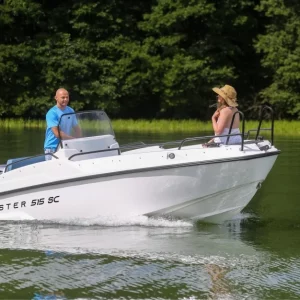 Coaster 515 SC Motorboot während der Fahrt auf einem See