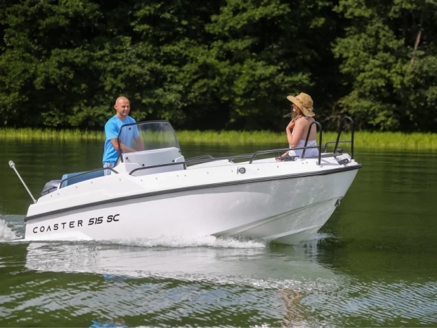 Coaster 515 SC Motorboot während der Fahrt auf einem See