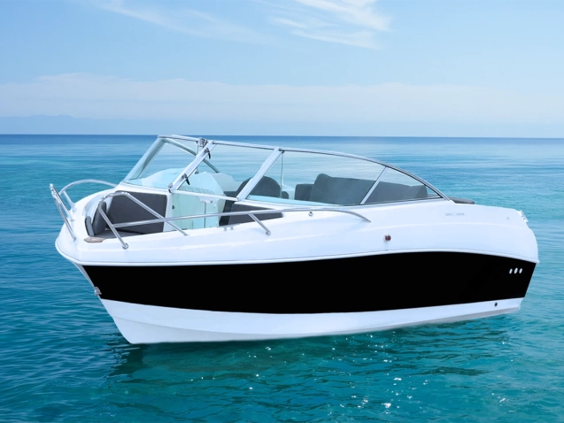 Coaster 600 BR Motorboot auf ruhigem Wasser