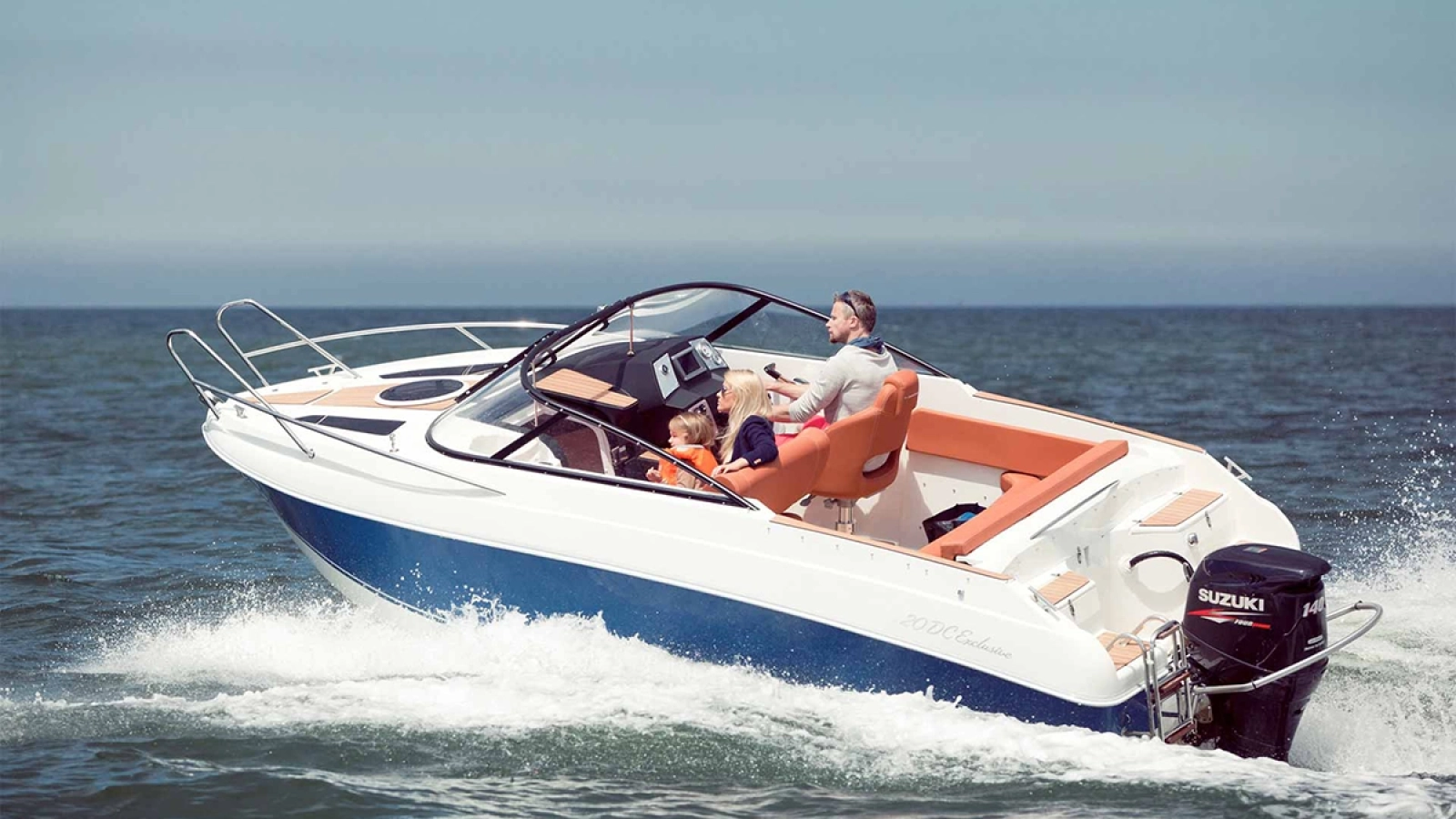 Coaster 600 DC Motorboot mit Familie an Bord während der Fahrt auf offenem Wasser.