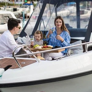 Familie genießt ein Picknick an Bord der Coaster 640 SC