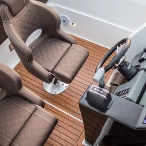 Sportsitze und Cockpit der Coaster 640 SC