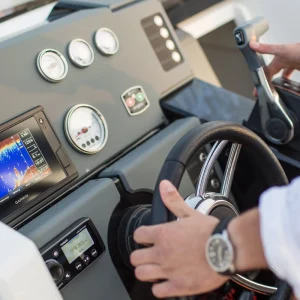 Steuerstand der Coaster 640 SC mit Garmin Display
