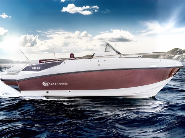 Coaster 640 Sundeck Sportboot auf offener See mit großzügiger Sonnenliege, Kabine und modernem Design.
