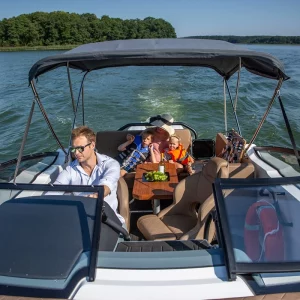 Familie genießt eine Bootsfahrt im Cockpit der Coaster DC7