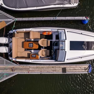 Draufsicht der Coaster DC7 im Hafen mit großzügigem Cockpit, Sitzgruppe und Sonnenliege