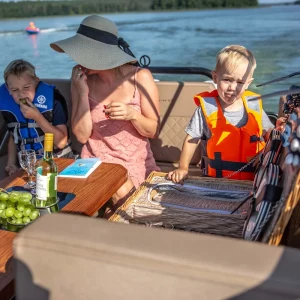 Familie sitzt entspannt im Heckbereich der Coaster DC7