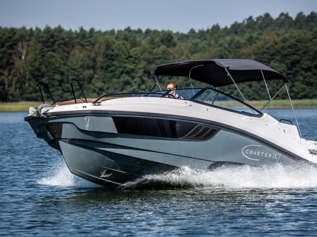 Coaster DC 7 Motorboot mit Bimini während der Fahrt auf einem See