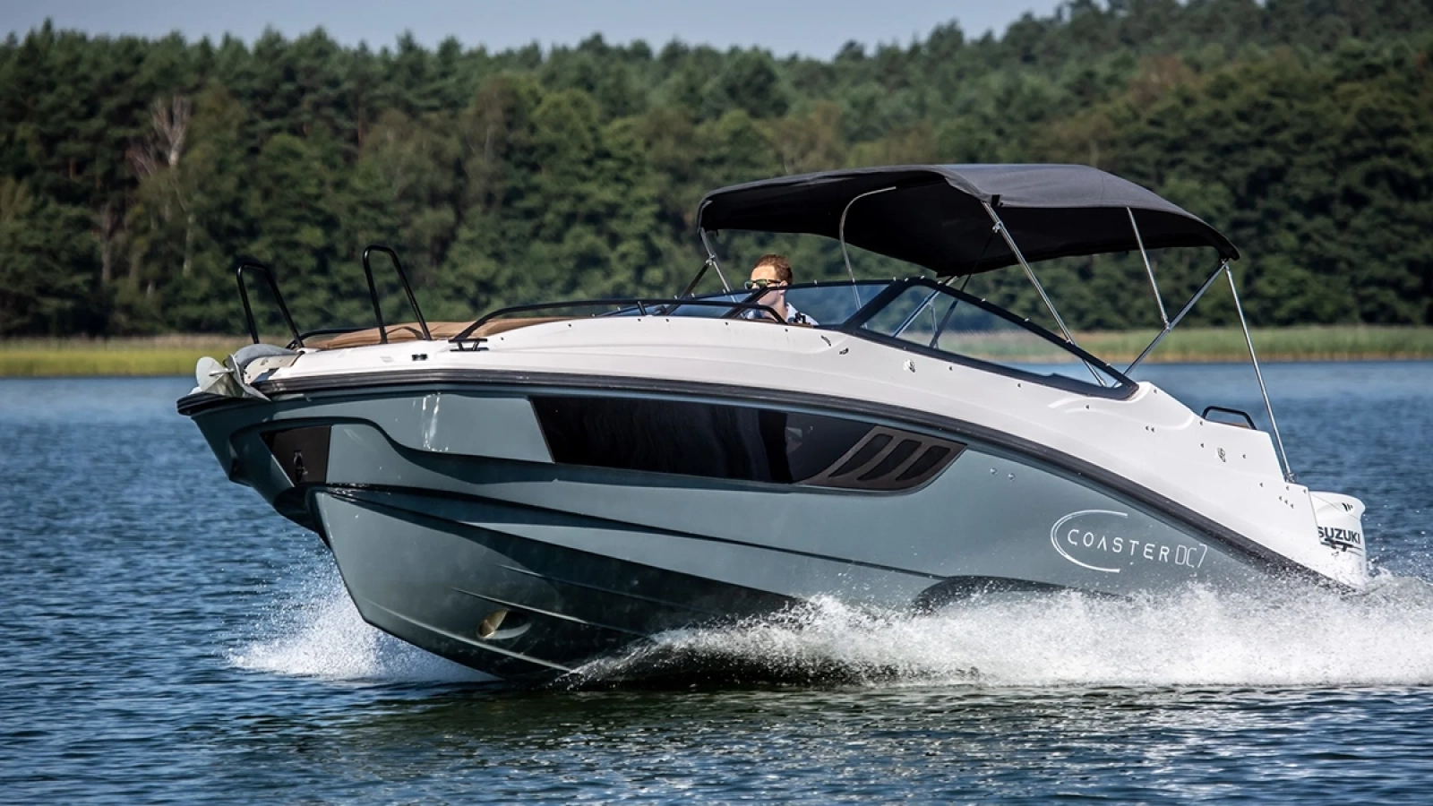 Coaster DC 7 Motorboot mit Bimini während der Fahrt auf einem See