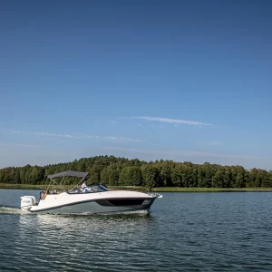 Coaster DC7 unterwegs auf einem ruhigen See