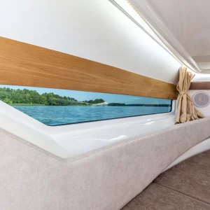 Großes Seitenfenster der Kabine mit Blick auf den See