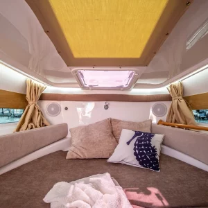 Gemütliche Schlafkabine der Coaster DC7 mit großem Doppelbett und LED-Beleuchtung