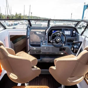 Ergonomischer Steuerstand mit Garmin-Displays und komfortablen Fahrersitzen