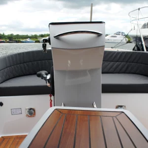 Großzügiges Cockpit der Corsiva 500 Tender mit Rundsitzbank, Steuerstand und Tisch.