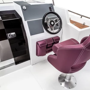 Cockpit mit Steuerstand, Lenkrad und Fahrersitz der Coaster 640 Sundeck