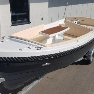 Corsiva 475 New Age auf Trailer mit eingebautem Cockpittisch und komfortablen Sitzplätzen.