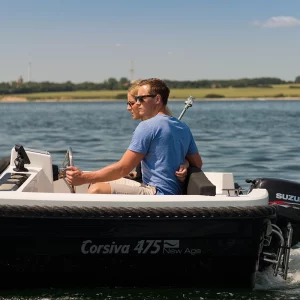 Paar fährt mit der Corsiva 475 New Age auf einem See mit Suzuki Außenborder.