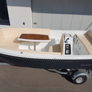 Seitenansicht der Corsiva 475 New Age auf einem Bootstrailer mit klassischem Rumpfdesign.