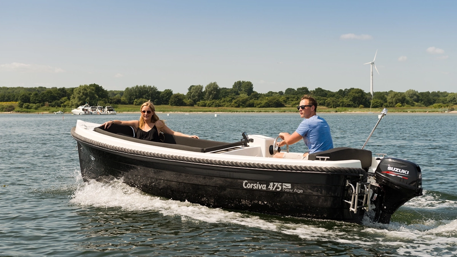 Corsiva 475 New Age Motorboot mit Suzuki Außenborder bei einer Fahrt auf dem See – kompaktes Familienboot mit großzügiger Sitzfläche und modernem Design.