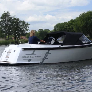 Corsiva 500 Tender mit Verdeck während einer Fahrt auf einem See.