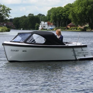 Corsiva 500 Tender mit geschlossenem Verdeck auf ruhigem Gewässer.
