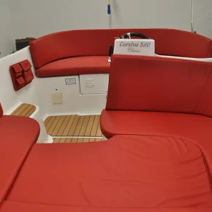 Cockpit der Corsiva 520 Classic mit umgebauter Liegefläche.