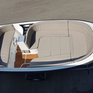 Draufsicht auf die Corsiva 520 Classic mit Liegefläche und Cockpit.