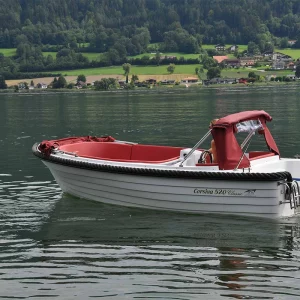 Corsiva 520 Classic fährt auf einem ruhigen See.