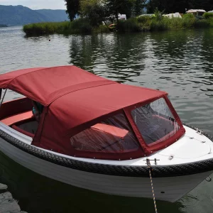 Corsiva 520 Classic mit geschlossenem Cabrioverdeck am Steg.