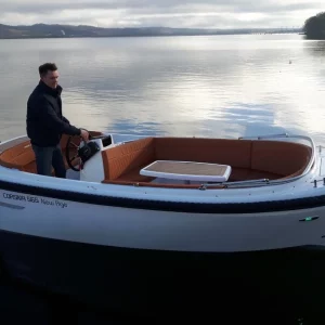 Corsiva 565 New Age Motorboot mit offenem Cockpit auf ruhigem See
