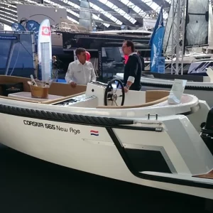 Corsiva 565 New Age mit Suzuki Außenbordmotor auf einer Bootsmesse