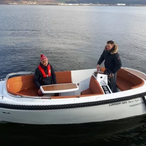 Corsiva 565 New Age mit zwei Personen bei einer Fahrt auf dem See
