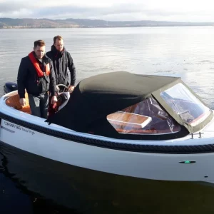 Corsiva 565 New Age mit geschlossenem Camperverdeck auf dem See