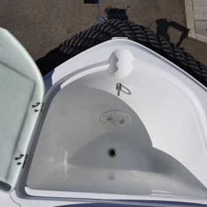 Geöffneter Ankerkasten im Bug der Corsiva 595 Tender.