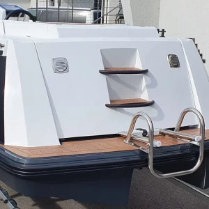 Heckansicht der Corsiva 595 Tender mit großer Badeplattform, Badeleiter und integrierten Stufen.