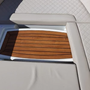 Cockpittisch in Teak-Optik zwischen den Sitzbänken der Corsiva 595 Tender.