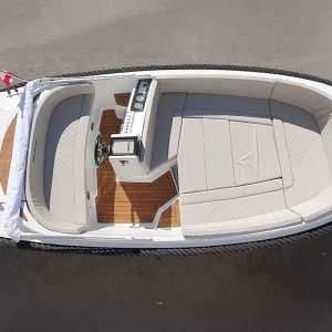 Draufsicht der Corsiva 595 Tender mit großzügigem Cockpit, Sonnenliege, Steuerstand und Badeplattform.