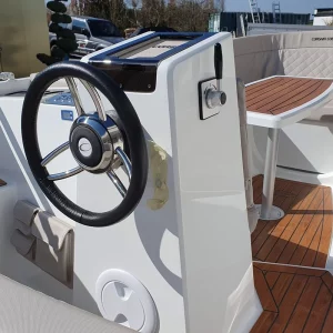 Moderner Steuerstand der Corsiva 595 Tender mit Lenkrad und übersichtlichem Armaturenbereich.
