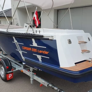 Heckansicht der Corsiva 595 Tender auf Trailer mit Badeplattform und Badeleiter.