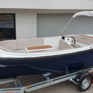 Corsiva 595 Tender mit Bimini-Verdeck und großzügigem Cockpit auf Trailer.