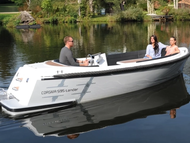 Corsiva 595 Tender mit drei Personen auf ruhigem See – modernes Motorboot mit großzügigem Cockpit, Badeplattform und Außenbordmotor.